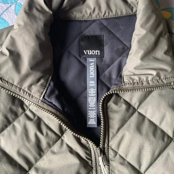 Vuori bomber jacket. Size small. Olive Green Quilted and no longer made - Picture 2 of 9
